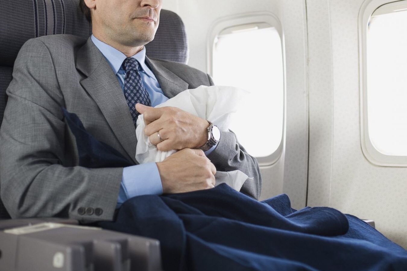 Pasajero con signos de nerviosismo y ansiedad durante un vuelo, ejemplo común de fobia específica y conducta de evitación.