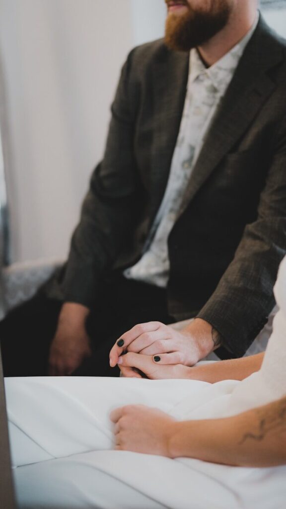 Pareja sentados en terapia de pareja 