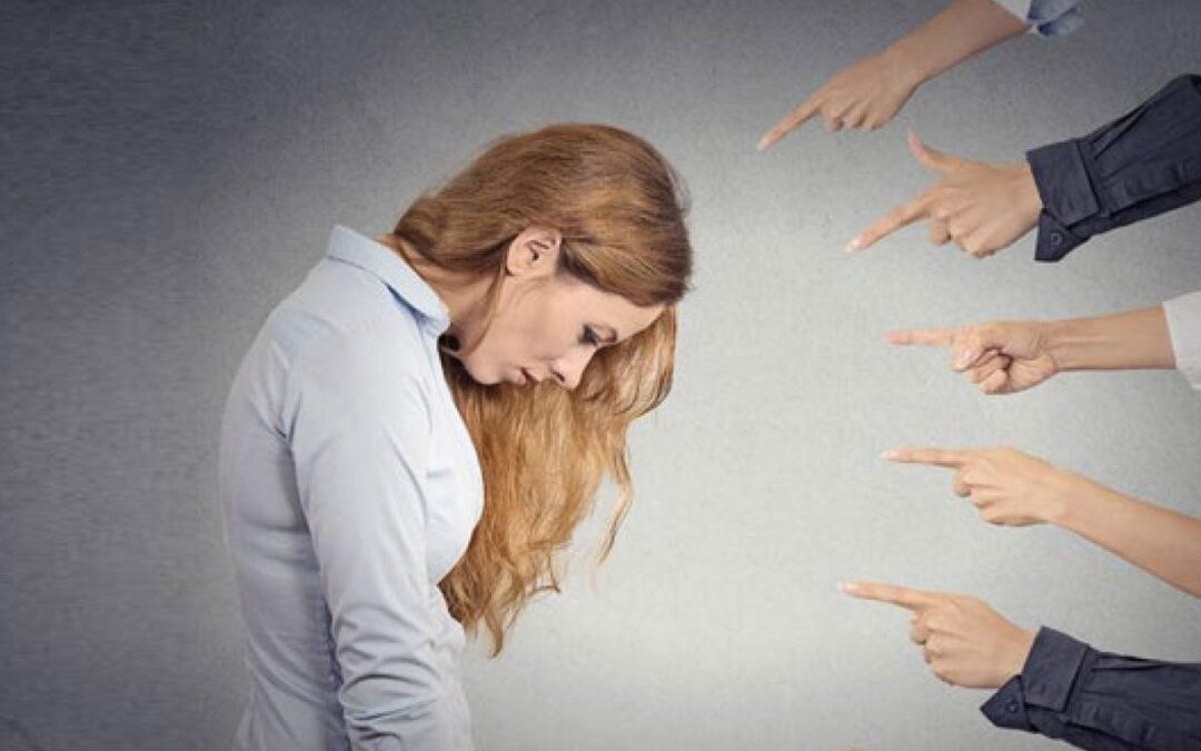 Fobia social: qué es, síntomas y cómo superarla con tratamiento psicológico