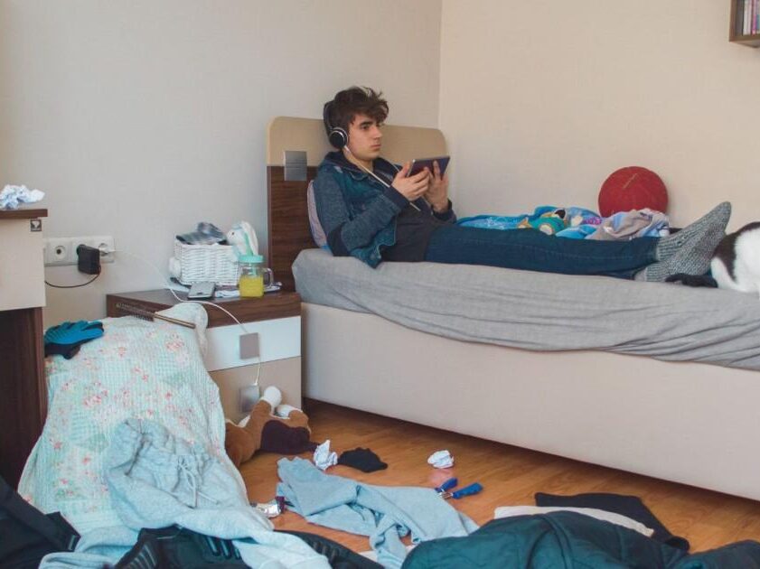 persona aislándose en casa por fobia social