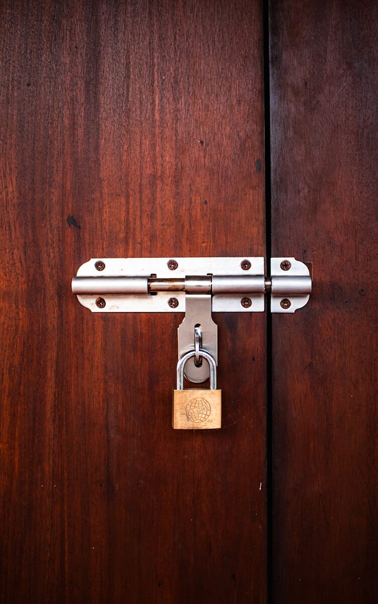 Cerrojo y candado en una puerta, simbolizando las conductas de comprobación compulsiva