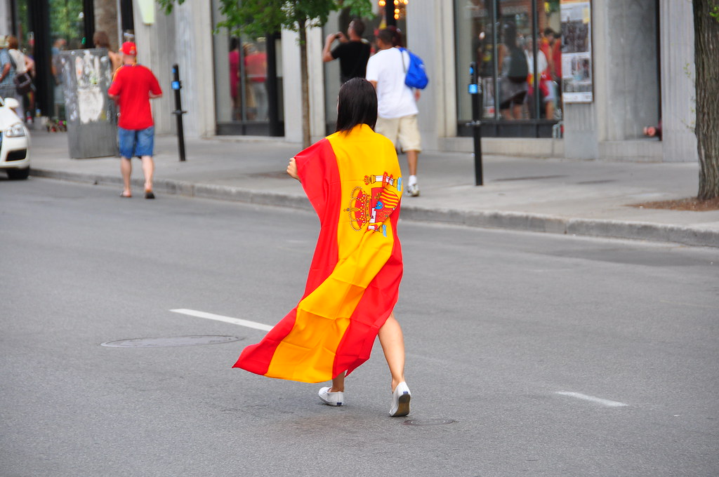 Aficionados españoles celebrando una victoria — ejemplo de orgullo colectivo e identidad nacional en psicología de masas