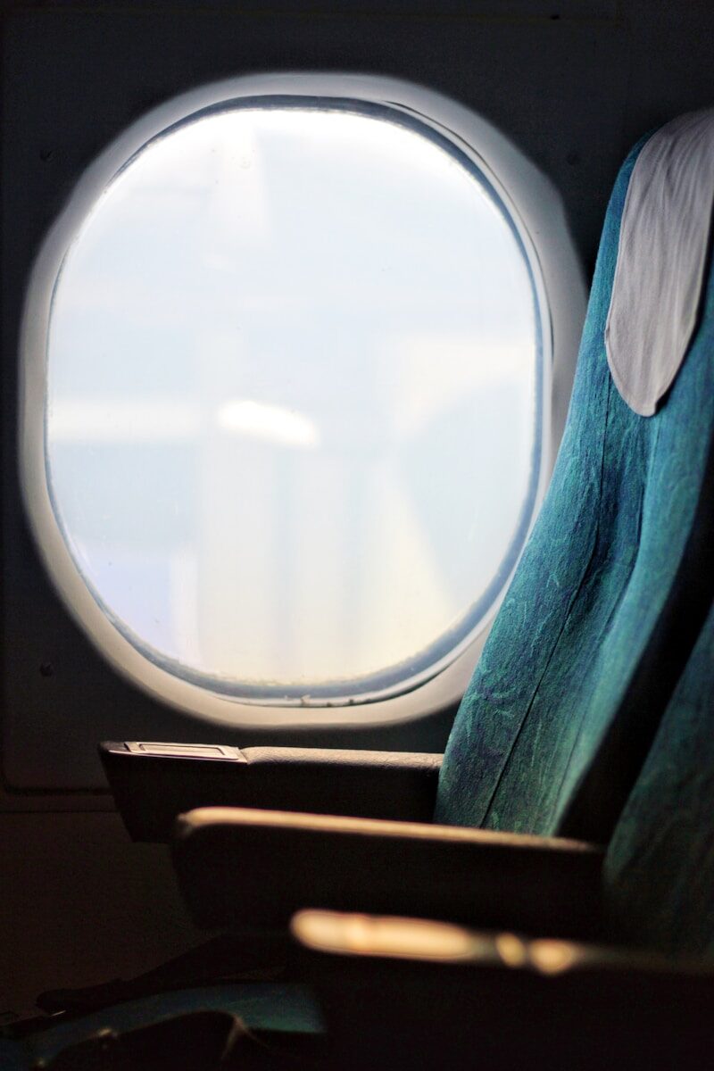 Miedo a volar psicólogo: pasajero relajado mirando por la ventanilla del avión durante el vuelo