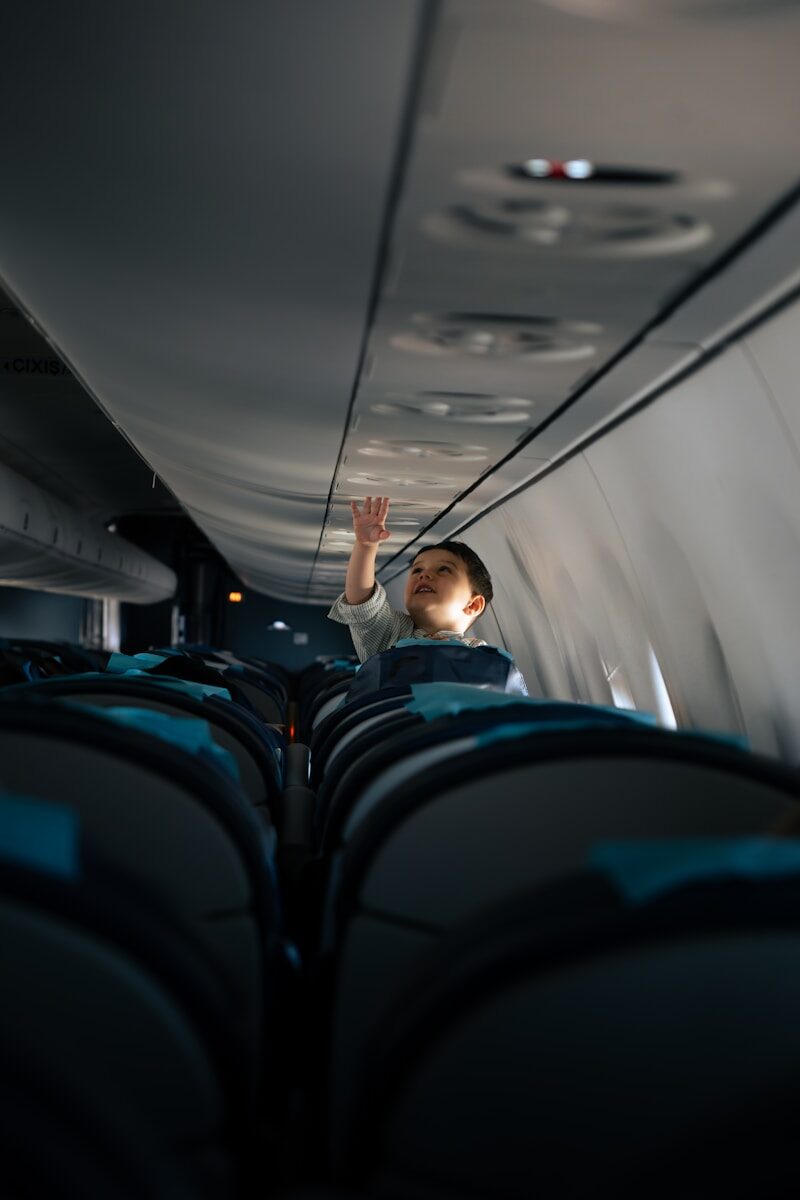 Miedo a volar psicólogo: interior de la cabina de un avión que puede generar ansiedad en personas con aerofobia