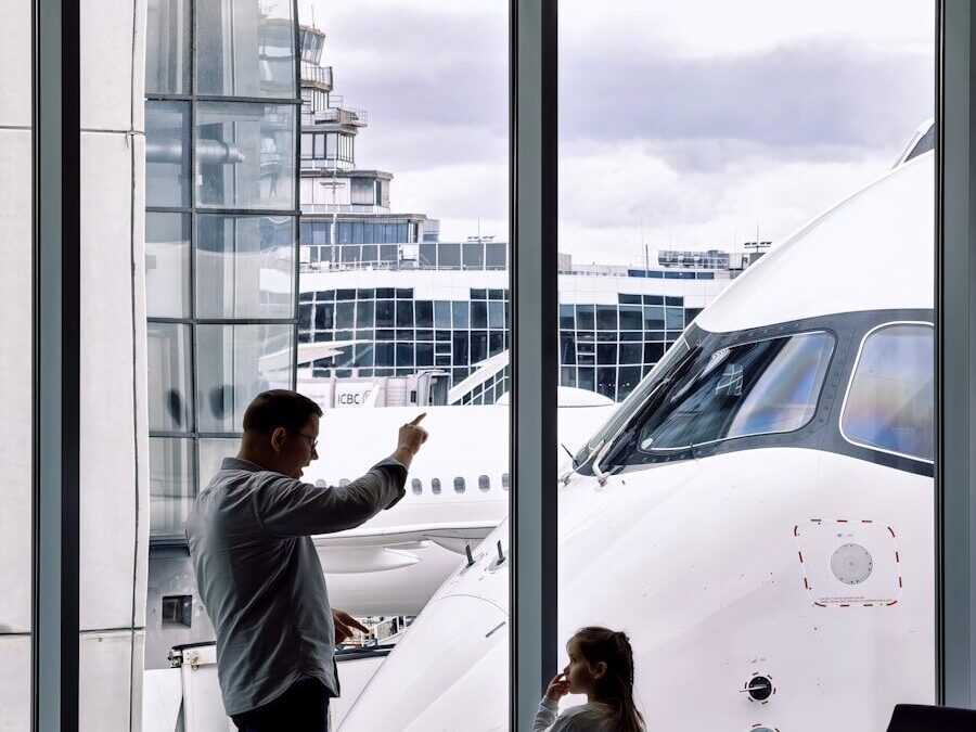 Miedo a volar psicólogo: persona observando un avión desde la terminal del aeropuerto