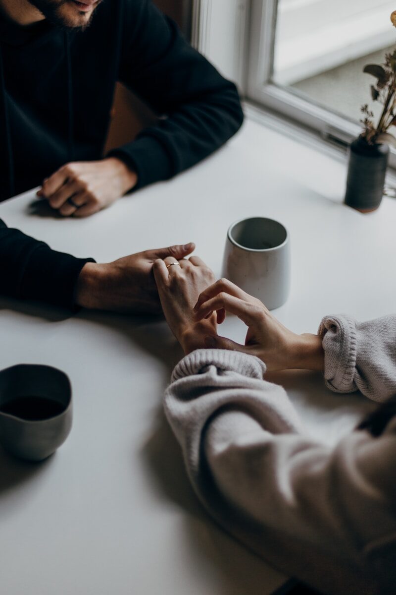 Pareja hablando y tomándose de las manos durante una conversación de terapia