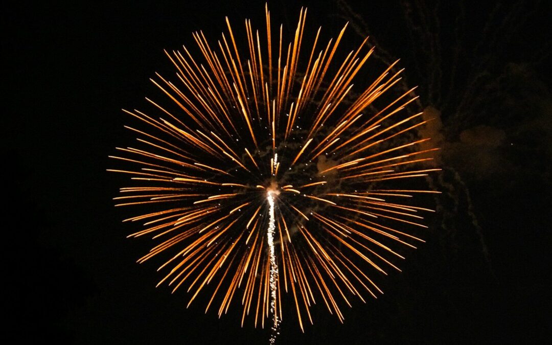 Fuegos artificiales explotando en el cielo nocturno, una de las situaciones que desencadena el miedo a las Fallas