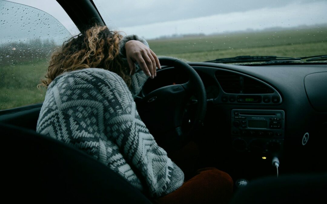 Mujer conduciendo con gesto de angustia, mostrando ansiedad al volante propia de la amaxofobia