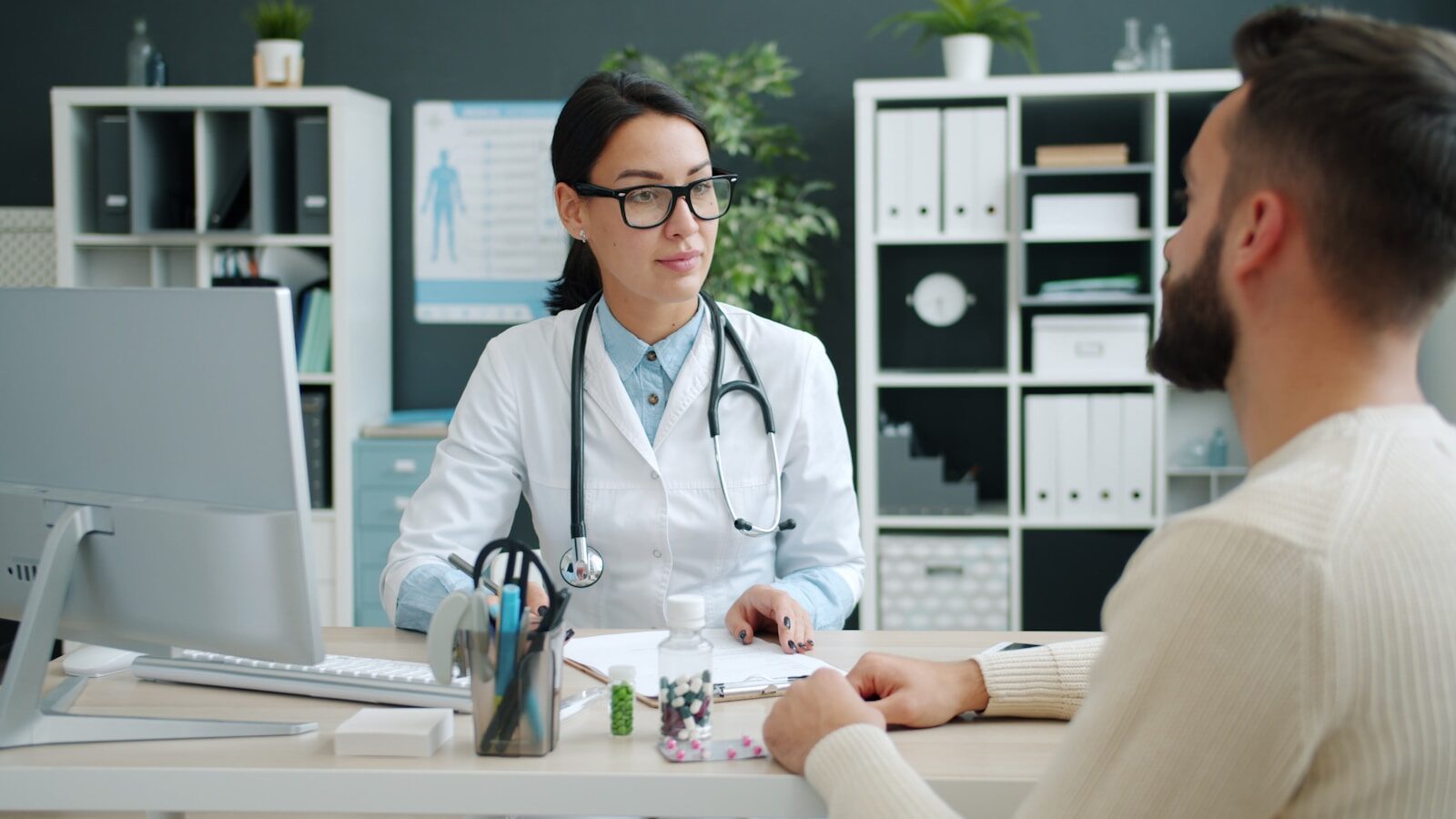 Paciente con expresión de ansiedad en la consulta médica, un síntoma habitual del miedo a las agujas