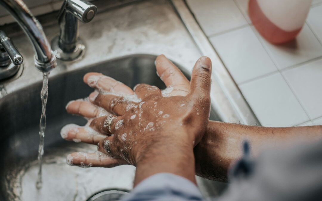 Persona lavándose las manos de forma repetitiva debido a un TOC de contaminación