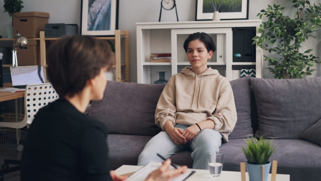 Psicólogo y paciente conversando durante una sesión de terapia cognitivo-conductual para el tratamiento de la ansiedad