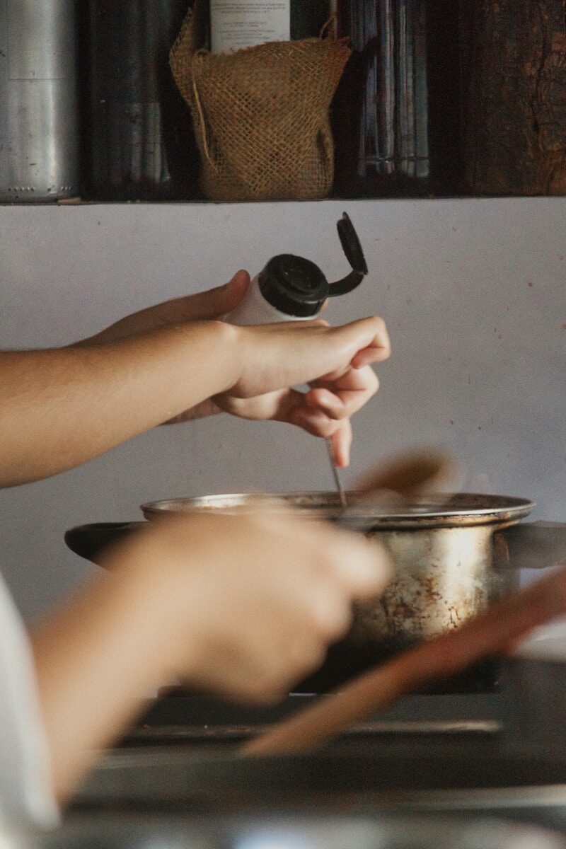 TOC de comprobación: persona revisando repetidamente el gas de la cocina
