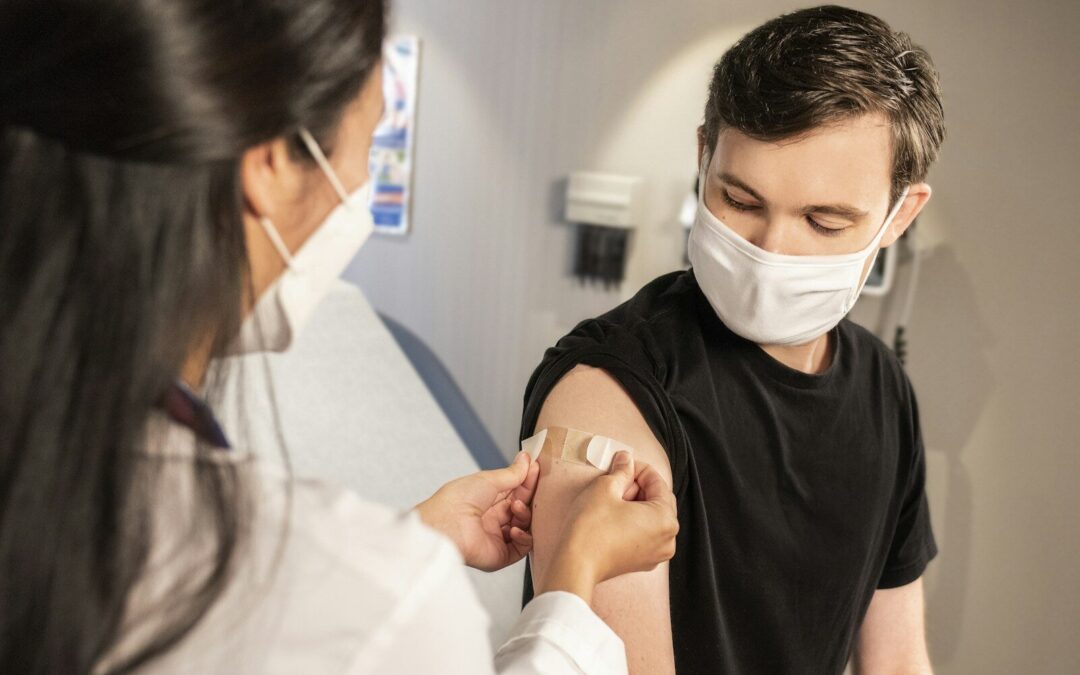 Persona recibiendo una inyección en el brazo, una de las situaciones que desencadena el miedo a las agujas o tripanofobia