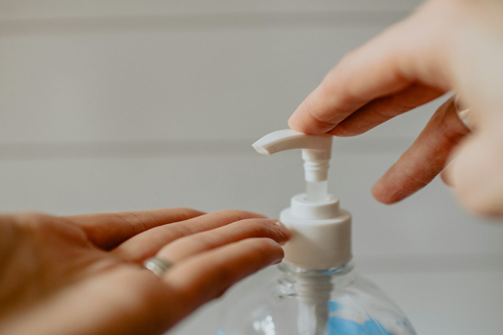 Persona utilizando gel hidroalcohólico repetidamente por miedo a la contaminación