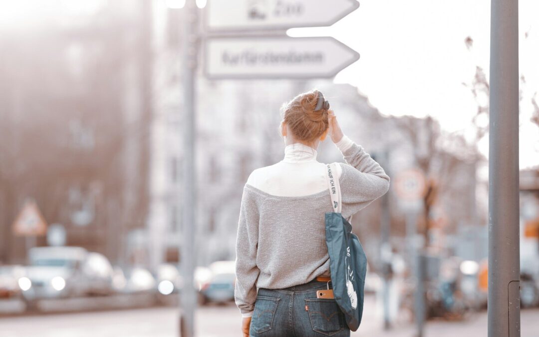 Ataque de pánico vs crisis de ansiedad: mujer pensativa en un cruce de caminos representando la duda entre ambos